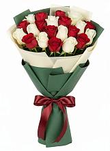 Букет Микс из красных и белых роз в Верхней Салде