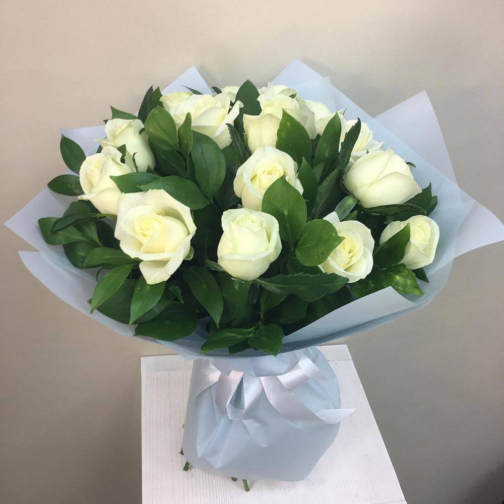 Букет 15 Белых роз Проуд в Верхней Салде