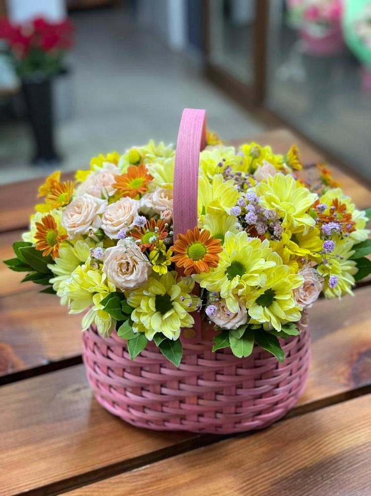 Цветочная композиция из Хризантемы и Розы в корзине в Верхней Салде