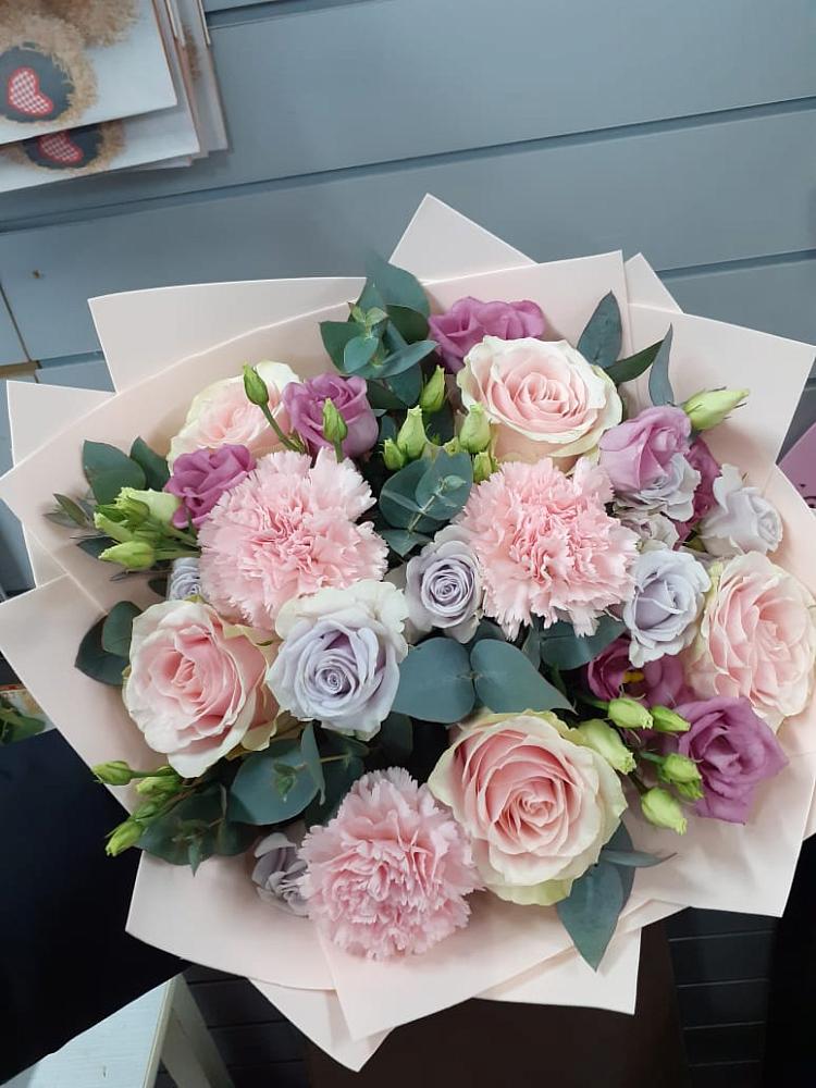 Букет цветов из: Розы, Гвоздики и Лизиантусы в Верхней Салде